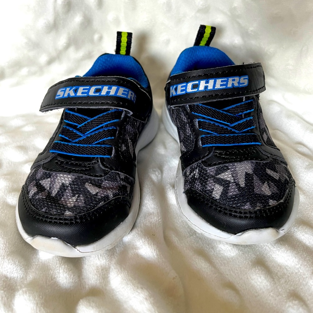Size 4 sketchers boy shoes.